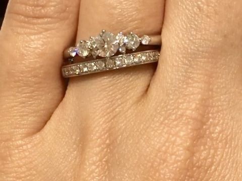 【4℃ BRIDAL(ヨンドシーブライダル)の口コミ】 お花が次々と開花していくイメージの指輪だそうです。中心ダイヤの両脇の…