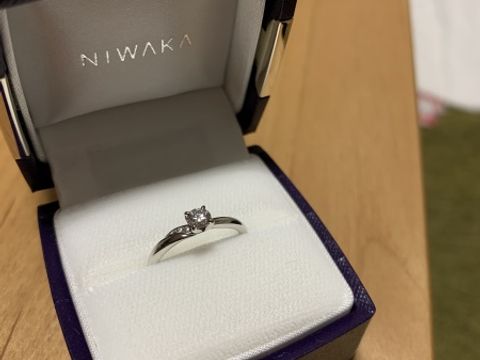 【俄(にわか)の口コミ】 シンプルすぎず、小さいダイヤがサイドにあり、可愛いところが決め手です…