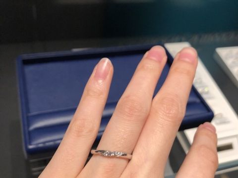 【銀座ダイヤモンドシライシの口コミ】 あまり、よくあるデザインじゃないのがいいなぁと思っていました。店員さ…
