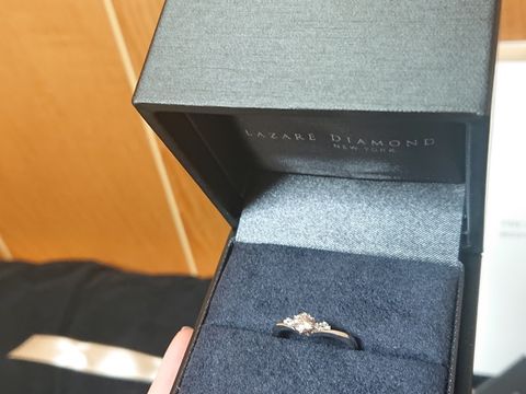 【ラザール ダイヤモンド(LAZARE DIAMOND)の口コミ】 一粒ではなくメレダイヤがついていて、ウェーブやＶ字など動きのあるデザ…
