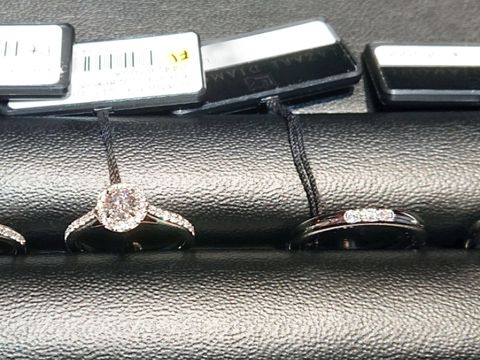 【ラザール ダイヤモンド(LAZARE DIAMOND)の口コミ】 結婚指輪はとてもシンプルなダイヤが3粒ついてるもので、婚約指輪のほうは…