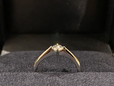 【ラザール ダイヤモンド(LAZARE DIAMOND)の口コミ】 決めては圧倒的にデザインで決めました
シンプルで、ザ・王道の様に一見見…