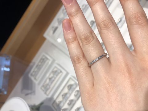 【銀座ダイヤモンドシライシの口コミ】 一列に、側面にまでダイヤモンドが埋め込まれていて、自分側から見るのは…