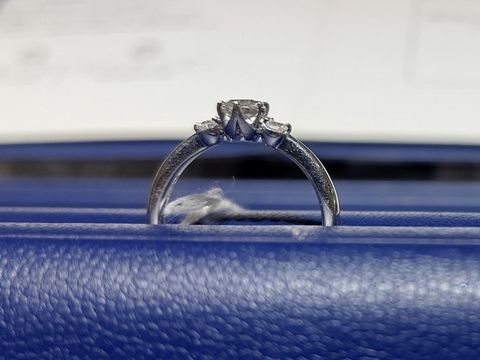 【銀座ダイヤモンドシライシの口コミ】 上から見るとメレダイヤが大きめでかわいい。
つけて見るとすこし角が当た…