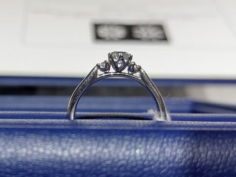 【銀座ダイヤモンドシライシの口コミ】 メレダイヤが付いたリングのなかで側面のデザインがかわいい。
横から見て…