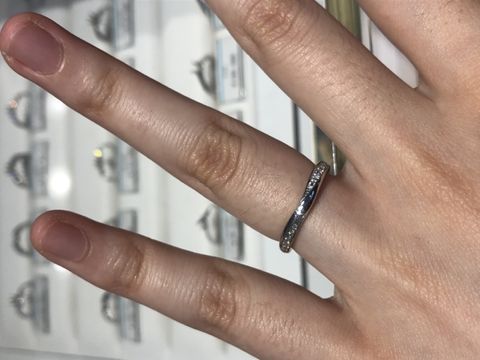 【銀座ダイヤモンドシライシの口コミ】 中央のプラチナの幅が広いのでダイヤの輝きだけでなく、ハードプラチナそ…