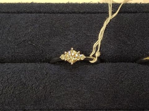 【4℃ BRIDAL(ヨンドシーブライダル)の口コミ】 ストレートのメレダイヤが付いたものを探していて見せていただいた。
プラ…