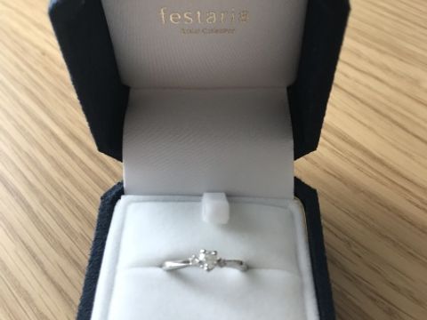 【festaria bijou SOPHIA(フェスタリア ビジュソフィア)の口コミ】 大きなダイヤが一つとその両サイドにも小さな宝石が付いているようなデザ…