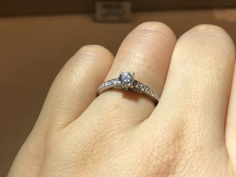【ブシュロン(BOUCHERON)の口コミ】 シンプルなデザインより、まわりにメレダイヤが入ってるタイプのが新婚の…