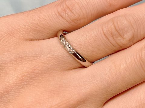 【アイプリモ(I-PRIMO)の口コミ】 ストレートリングに、メレダイヤが3つ並んだデザインです。シンプルなデザ…