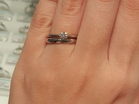 【銀座ダイヤモンドシライシの口コミ】 重ね付けしても派手にならずシンプルな1粒ダイヤの物を探していたので、と…