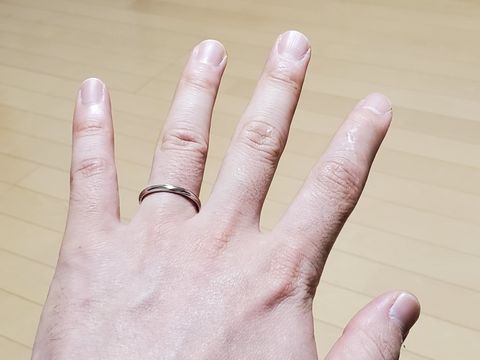 【ラザール ダイヤモンド(LAZARE DIAMOND)の口コミ】 シンプルなストレートデザインですが、斜めに4本のラインが入っていて目立…