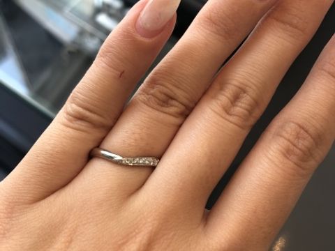 【エクセルコダイヤモンド(EXELCO DIAMOND)の口コミ】 どんなタイプの指でも綺麗に見えるV字ライン。V字になっているので指への…