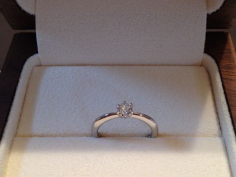 【Ponte Vecchio(ポンテヴェキオ)の口コミ】 あまり華美ではなく、会社などの普段使いもできる婚約指輪を探していまし…
