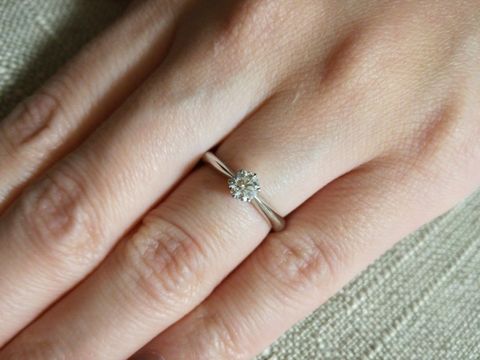 【ラザール ダイヤモンド(LAZARE DIAMOND)の口コミ】 ハーフエタニティの結婚指輪と重ね着けする前提で選びました。
ダイヤのカ…