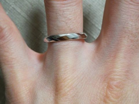 【ラザール ダイヤモンド(LAZARE DIAMOND)の口コミ】 とにかくデザインに一目惚れしました。
斜めにカットが入っており、光の加…