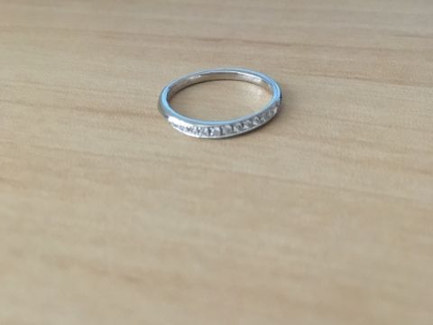 【4℃ BRIDAL(ヨンドシーブライダル)の口コミ】 シンプルすぎるデザインではあとあと寂しくなるかなと思い、回せば無地に…