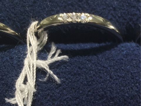 【4℃ BRIDAL(ヨンドシーブライダル)の口コミ】 シンプルよりの、派手すぎいデザインでした。
普段からアクセサリーをつけ…