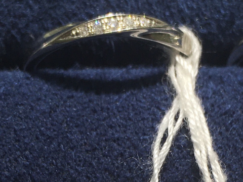 【4℃ BRIDAL(ヨンドシーブライダル)の口コミ】 シンプルでナチュラルなデザインが気に入ったので試着しました。
主張しす…