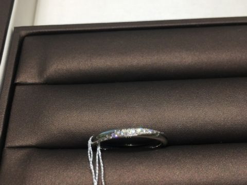 【アイプリモ(I-PRIMO)の口コミ】 ダイヤの装飾が半周にされているものです。
1粒ダイヤのものより輝きが強…