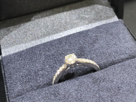 【ラザール ダイヤモンド(LAZARE DIAMOND)の口コミ】 初めはかなりゴージャスなデザインだと思っていたが、ダイヤ一粒だけのも…