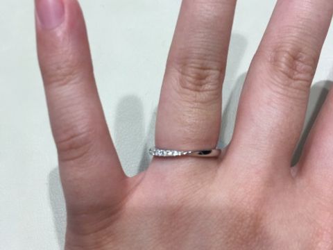 【Ponte Vecchio(ポンテヴェキオ)の口コミ】 ダイヤがたくさんついていてとても可愛かった。ねじってあって、ダイヤの…