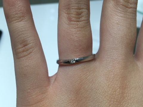 【4℃ BRIDAL(ヨンドシーブライダル)の口コミ】 とでもシンプルで、仕事のときなどいつでも着けていられるデザインでした…