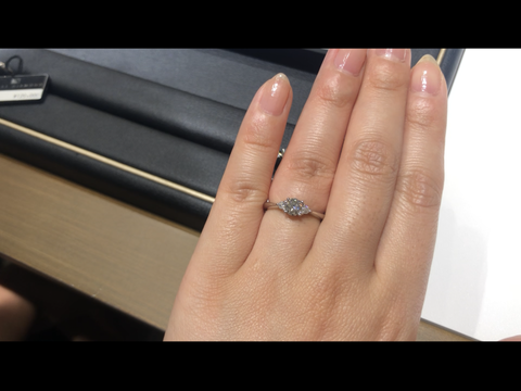 【ラザール ダイヤモンド(LAZARE DIAMOND)の口コミ】 センターダイヤが大きめでサイドにダイヤがついているデザインで珍しいか…