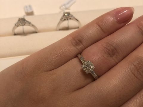 【グラフ(GRAFF)の口コミ】 大人っぽいデザインです。センターダイヤの、サイドに縦長のダイヤがつい…