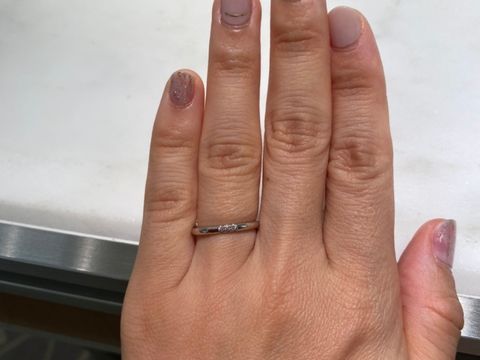 【ティファニー(Tiffany & Co.)の口コミ】 ダイヤが3石付いていて、細身のストレートのデザインです。
ダイヤの輝き…