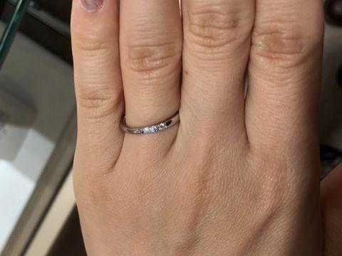 【MIKIMOTO(ミキモト)の口コミ】 ミキモトのストレートでダイアモンドが3石ついたデザインの指輪を試着させ…