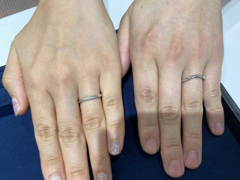 【4℃ BRIDAL(ヨンドシーブライダル)の口コミ】 Mobiusという、ゆるやかなV字のラインで、指元がすっきりとみえるデザイン…