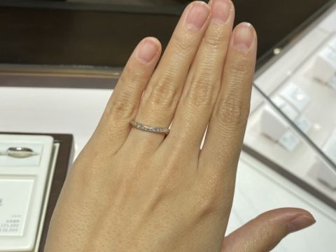 【俄(にわか)の口コミ】 緩やかにVラインで指が綺麗に見えました。ダイヤがついていますが上品な印…