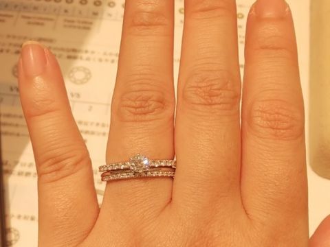 【ギンザタナカブライダル(GINZA TANAKA BRIDAL)の口コミ】 メレダイヤの中央にメインのダイヤがあるエンゲージと、メレダイヤとプラ…