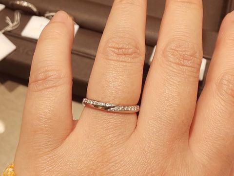 【アイプリモ(I-PRIMO)の口コミ】 よく見ると、ごくごくわずかにU字になっているため、指が自然に長く見えま…