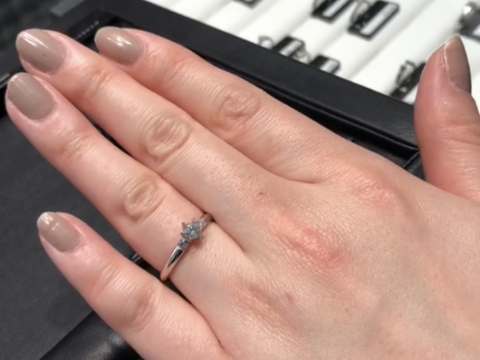 【ラザール ダイヤモンド(LAZARE DIAMOND)の口コミ】 結婚指輪と重ねて使える形を希望していました。
お店でいくつか候補を見せ…