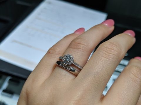 【ラザール ダイヤモンド(LAZARE DIAMOND)の口コミ】 デザインが決め手です。
中央のダイヤを囲ってあり、且つリング部分にもダ…