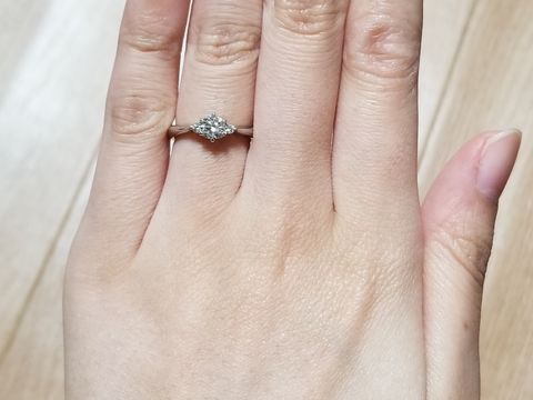 【アイプリモ(I-PRIMO)の口コミ】 ストレートタイプを探していて、その中でもメインのダイヤモンドの横にも2…