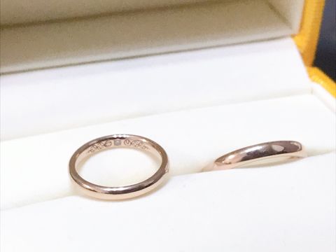 【ケイウノ ブライダル(K.UNO BRIDAL)の口コミ】 ストレートの甲丸リングで素材はピンクゴールド
デザインはシンプルイズベ…