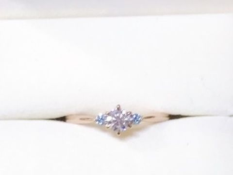 【ケイウノ ブライダル(K.UNO BRIDAL)の口コミ】 ダイヤモンドの両脇に青いメレダイヤモンドがついているデザインが気に入…