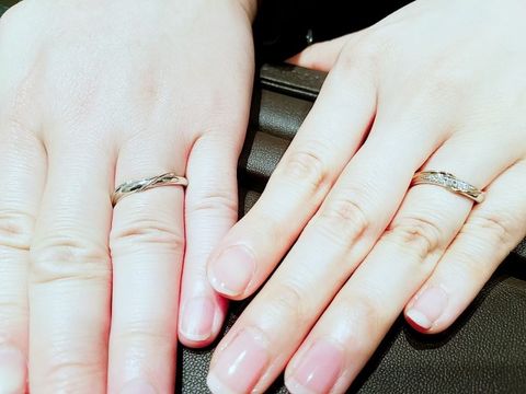 【アイプリモ(I-PRIMO)の口コミ】 シンプルリングではなくちょっとヒネリがあるデザインで二人とも直感でこ…