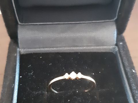 【ete(エテ)の口コミ】 18kのイエローゴールド素材で真ん中にダイヤモンドが３ついています。
し…