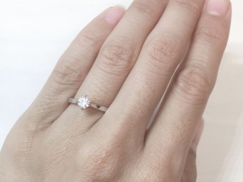 【ケイウノ ブライダル(K.UNO BRIDAL)の口コミ】 指が細く、地黒です。
プラチナに憧れていましたが、あまり似合わない気が…