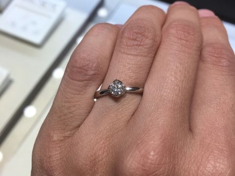 【俄(にわか)の口コミ】 普段使いができるよう、低めのデザインのものを探していました。
シンプル…