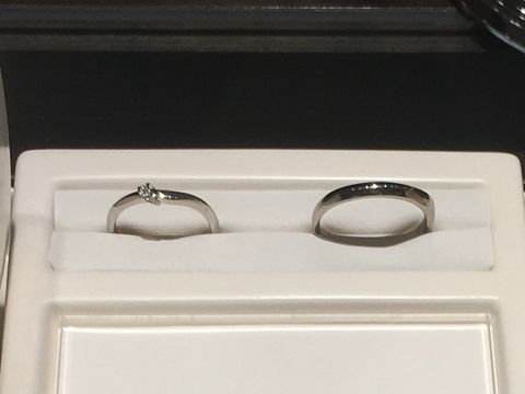 【俄(にわか)の口コミ】 男女で異なるデザインの結婚指輪です。
女性のリングは、ワンポイントのダ…