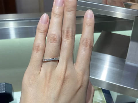 【ROYAL ASSCHER(ロイヤル・アッシャー)の口コミ】 ハーフエタニティで、同じデザインのものの中でも中間の太さです。
1番細…