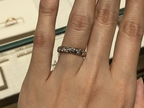 【ショーメ(CHAUMET)の口コミ】 トルサードという指輪を試着しました。
他にも女性らしいものや華やかなデ…
