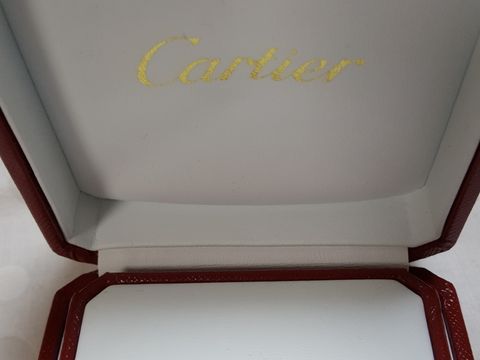 【カルティエ(Cartier)の口コミ】 既にカルティエ、バレリーナの婚約指輪を頂いていたので重ねづけできるデ…