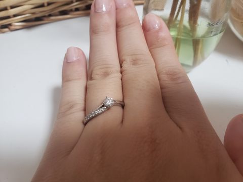 【アイプリモ(I-PRIMO)の口コミ】 ストレートではなく動きがあるデザインの婚約指輪を探していました。アシ…