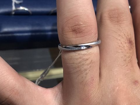 【銀座ダイヤモンドシライシの口コミ】 形状はストレートで、でも全体が平らなのはシンプルすぎてあまり好みでは…